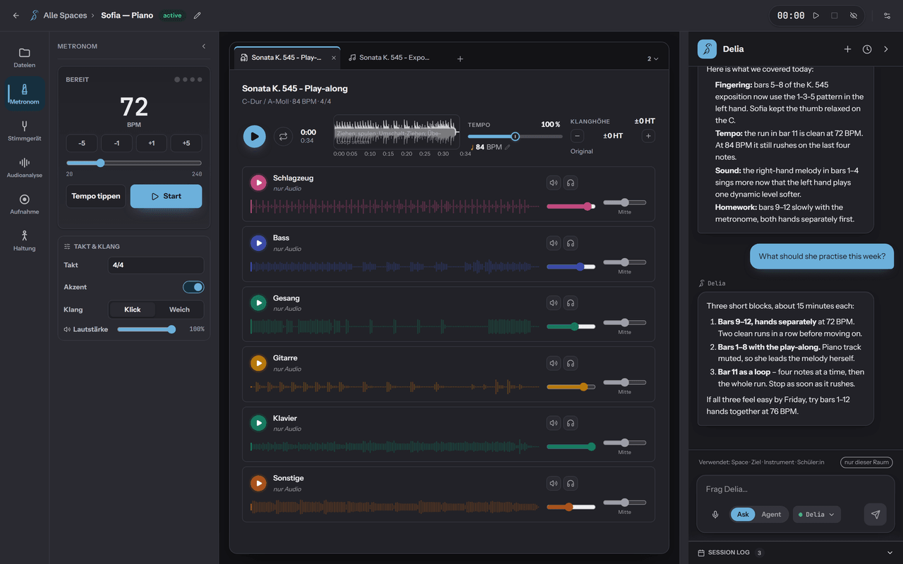 La ventana de Soundara con el metrónomo abierto en la barra lateral de herramientas: 120 BPM con pasos de menos cinco a más cinco, un deslizador de tempo de 20 a 240, un botón de tap tempo y de inicio, y debajo el compás, el primer tiempo acentuado y la elección del sonido de clic. La pieza abierta y el diálogo que la separa en stems ocupan el centro de la ventana, y el panel de chat de Delia está anclado a la derecha.